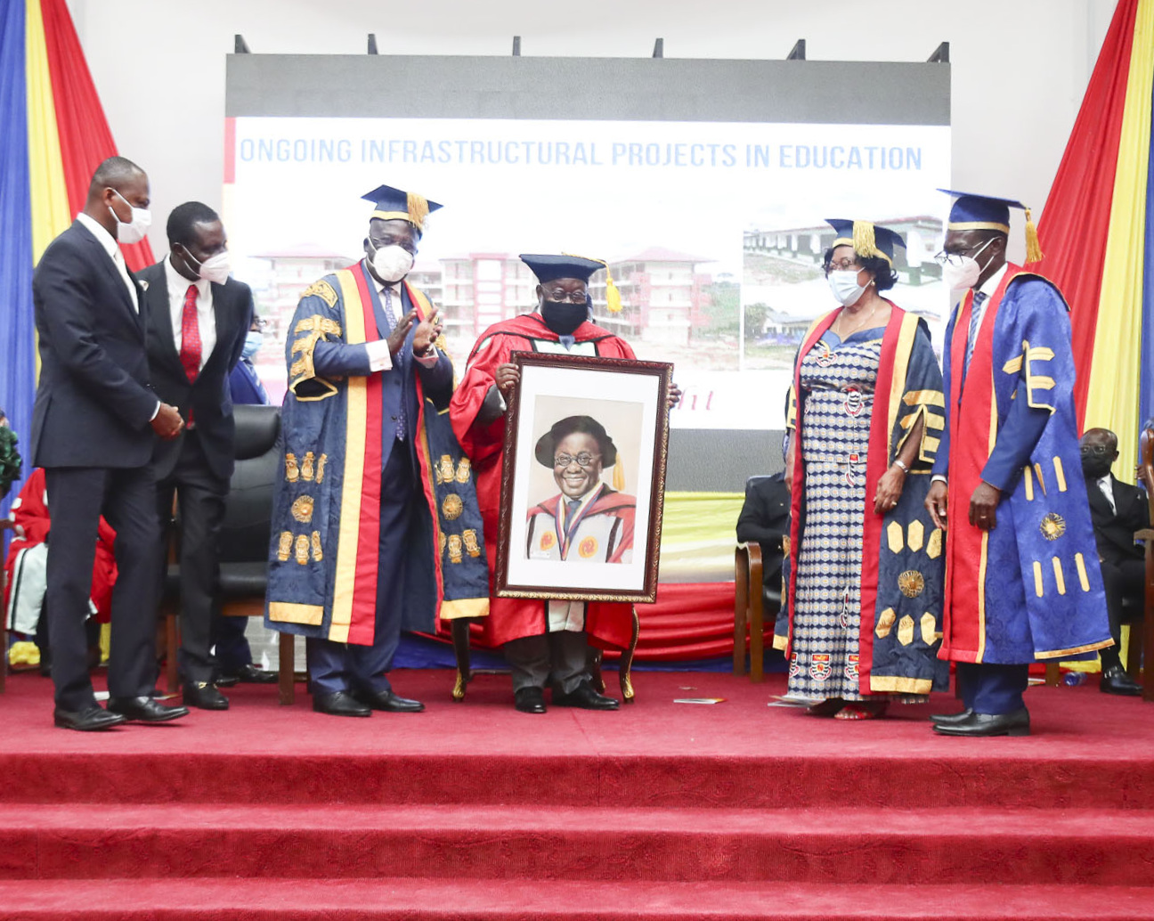 president receiving portrait