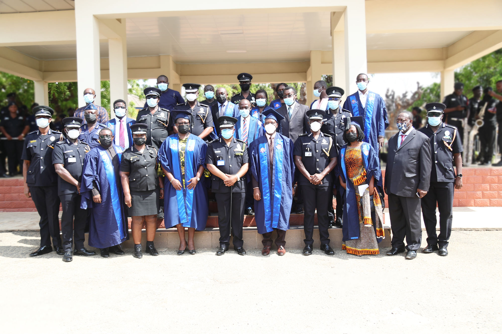 Matriculants and the dignitaries in a group photo