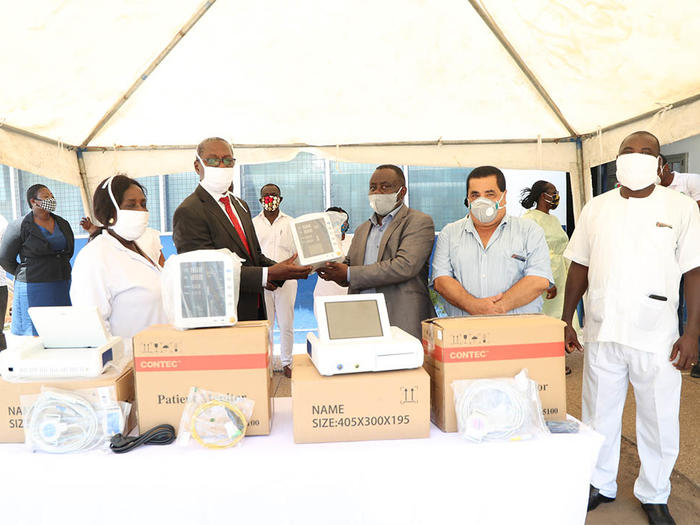 Dr. Daniel Asare presenting the equipment to Dr. Evans Ekanem Dr. Daniel Asare presenting the equipment to Dr. Evans Ekanem