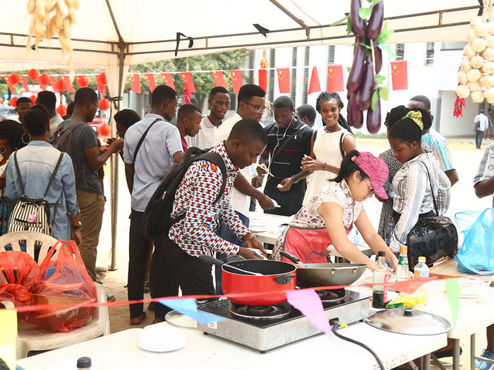 A section of the students observing the cooking of Chinese cuisines