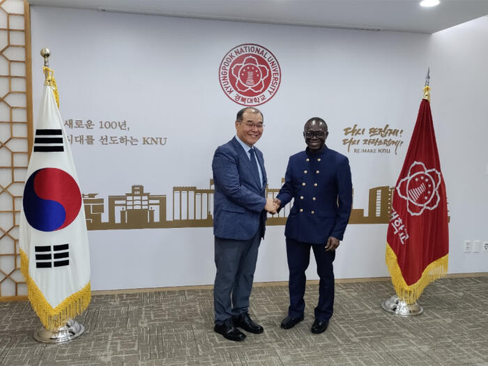 Vice Chancellor of UCC, Prof Johnson Nyarko Boampong with the President of KNU, Won-hwa-Hong, PhD. 