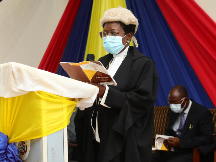 Her Ladyship, Justice Patience Mills-Tetteh administrating the oath of Junior Members.